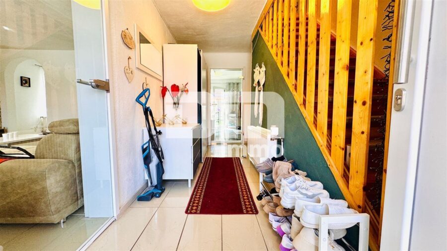 Umfangreich saniertes Fachwerkhaus mit 2 Terrassen, PV-Anlage und Nebengebäude - EG Flur / Diele / Treppenaufgang